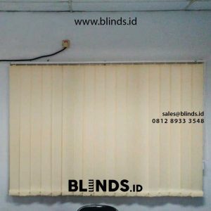 contoh vertical blinds semi blackout warna cream di Marunda id4302