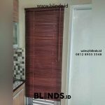 contoh wooden blinds untuk jendela dapur